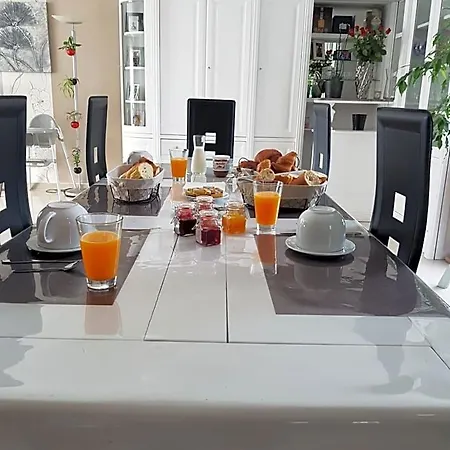 Le Logis Du Marais Bed & Breakfast 3*