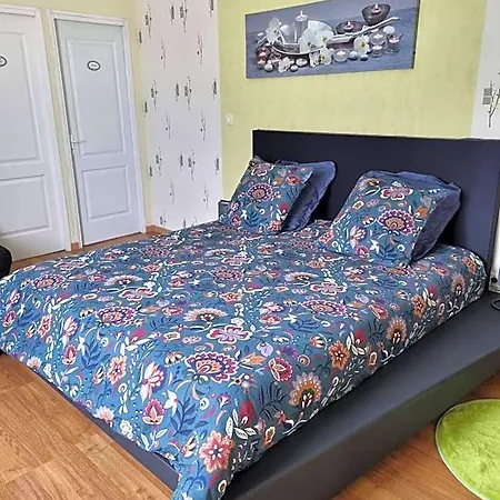 Le Logis Du Marais Bed & Breakfast 3*